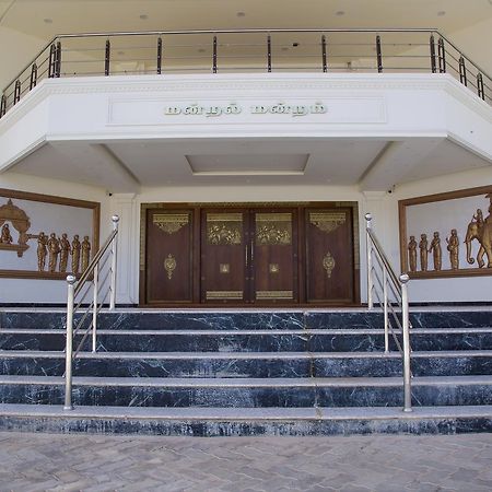 ホテルThe Grand White Palace メイイラダジュライ エクステリア 写真