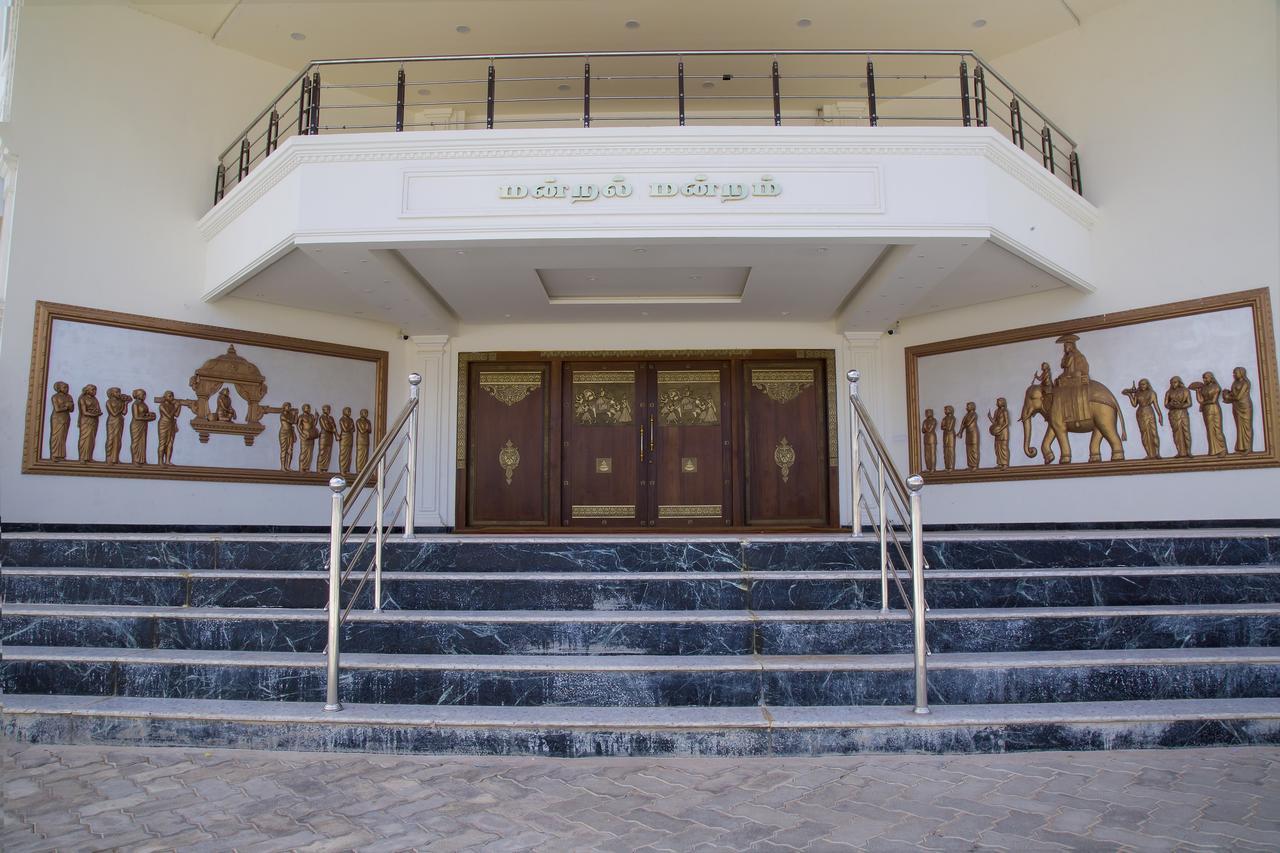 ホテルThe Grand White Palace メイイラダジュライ エクステリア 写真