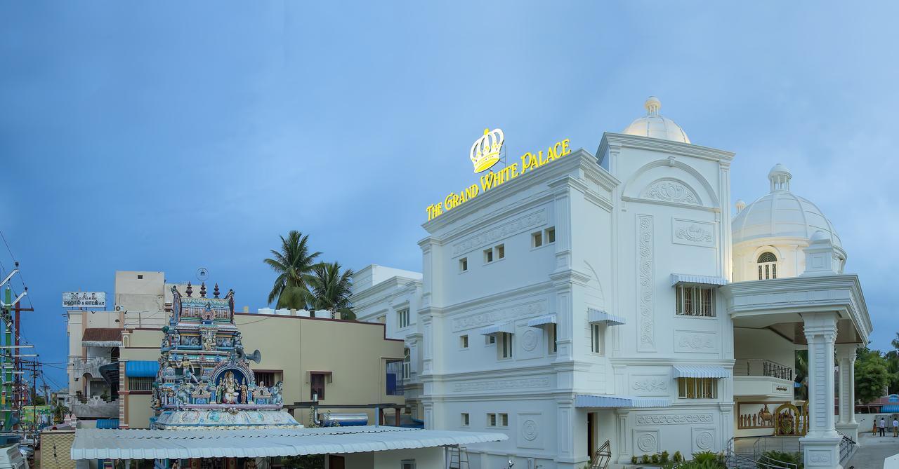 ホテルThe Grand White Palace メイイラダジュライ エクステリア 写真