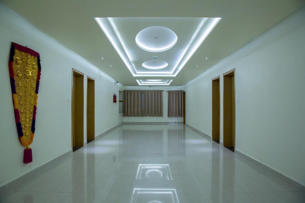 ホテルThe Grand White Palace メイイラダジュライ エクステリア 写真