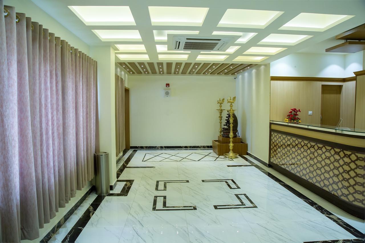 ホテルThe Grand White Palace メイイラダジュライ エクステリア 写真