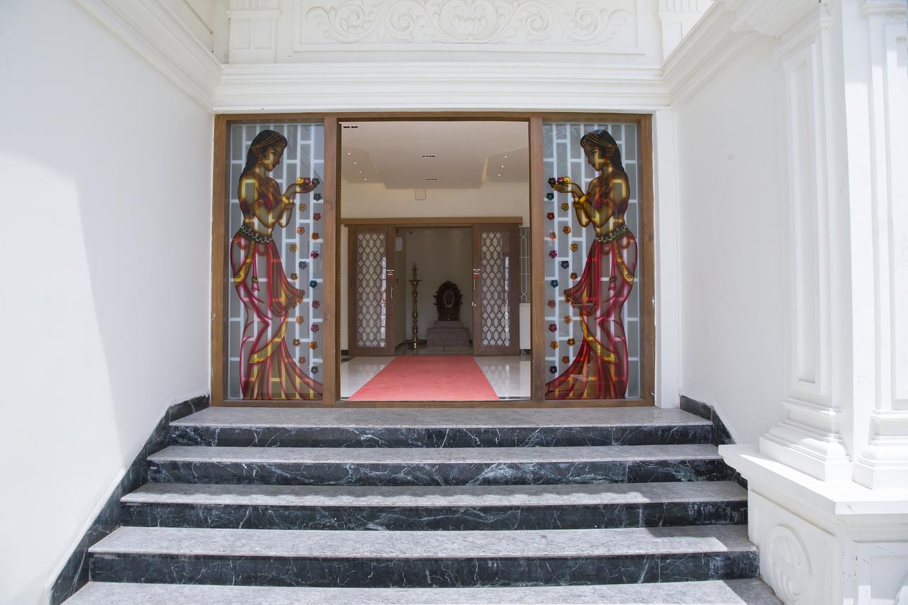ホテルThe Grand White Palace メイイラダジュライ エクステリア 写真